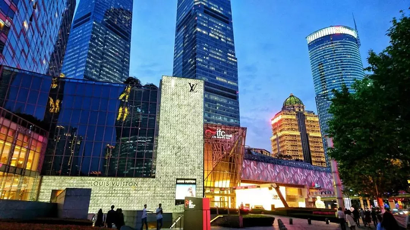 上海ifc國金中心金閃閃的LV門店