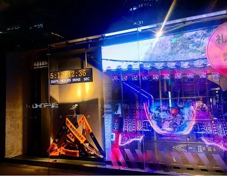 是阿迪達(dá)斯在北京旗艦店的櫥窗陳列