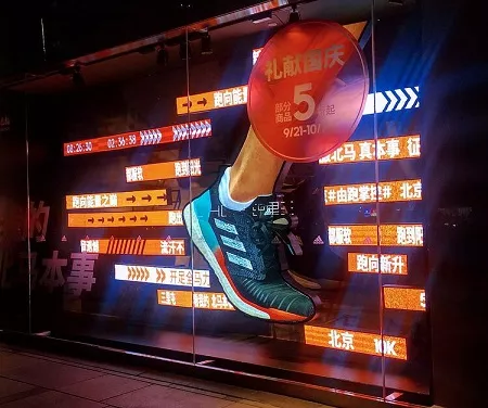 是阿迪達(dá)斯在北京旗艦店的櫥窗陳列