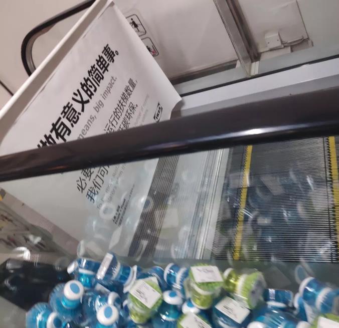 電梯旁的商品