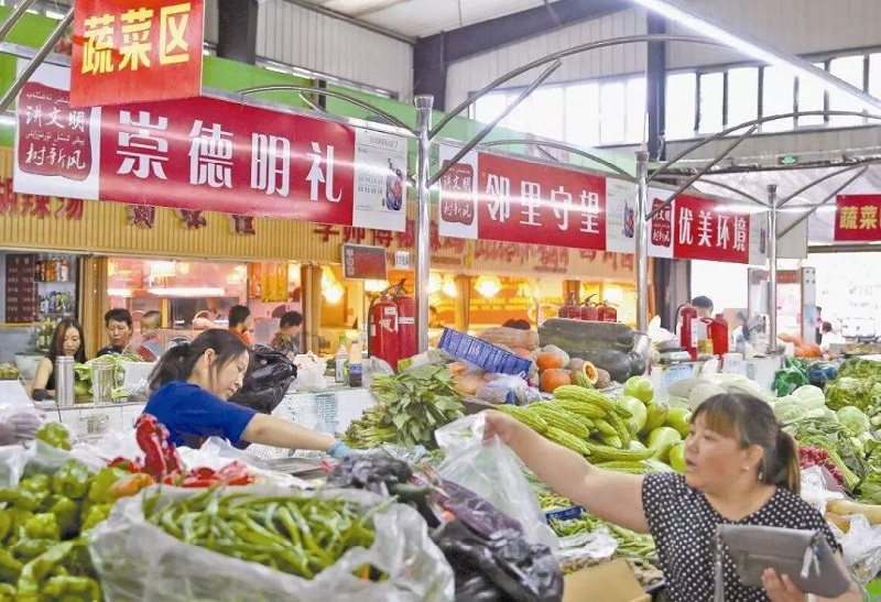 烏魯木齊市水磨溝區(qū)長青農(nóng)貿(mào)市場(chǎng)隨處可見宣傳標(biāo)語