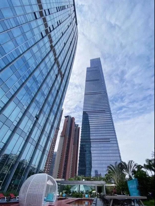 沉浸式購物中心設(shè)計(jì)